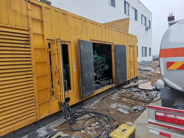 丹巴如何在发电机出租合同中约定设备的维修和保养责任？