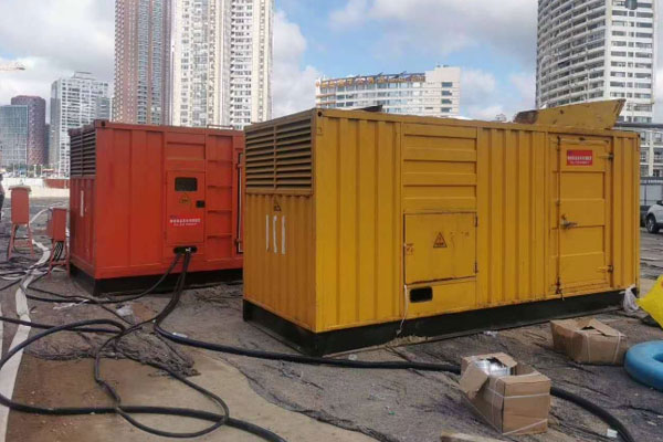 丹巴压力测试时，发电机组的燃油系统需要达到多少压力？