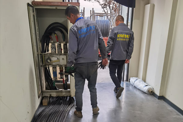 丹巴柴油发电机组的输出电压调节方式对设备性能有哪些影响？