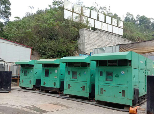 丹巴先进的应急发电机系统中智能监测和控制系统如何确保电压稳定？